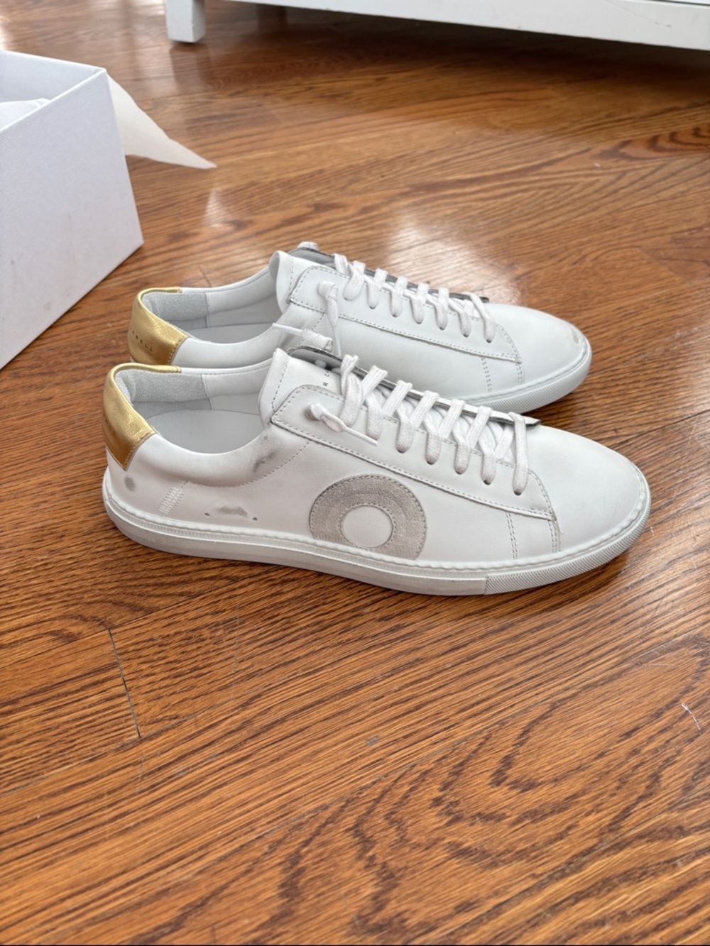 Oliver Cabell LOW 1 Malibu Sneakers in White with Gold - Picture 6 of 10
